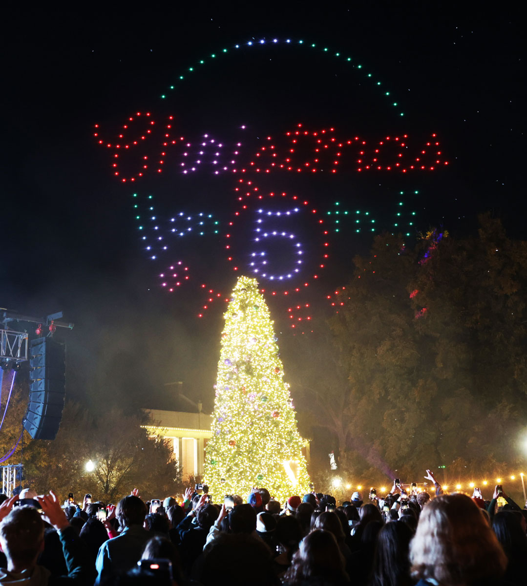 Baylor's tweet image. Merry Christmas (and #SicEm), y'all. 🐻🌲

📍 #BaylorChristmas on 5th