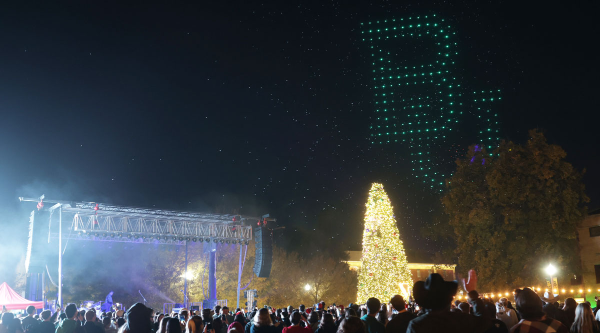 Baylor's tweet image. Merry Christmas (and #SicEm), y'all. 🐻🌲

📍 #BaylorChristmas on 5th