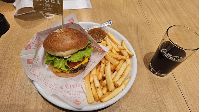 今日のお昼はハンバーガー。ハワイアンのバーガーだそうです。ボリューミーで美味しいです。