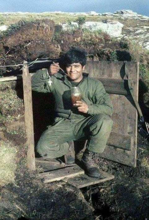 Hace 36 años Oscar Ismael Poltronieri con 18 años y siendo analfabeto, por sus acciones de combate durante la batalla del 'Cerro Dos Hermanas' en la Guerra de Malvinas, quien era operador de una ametralladora, y desoyendo la orden de retirada y quedándose combatiendo él solo,…