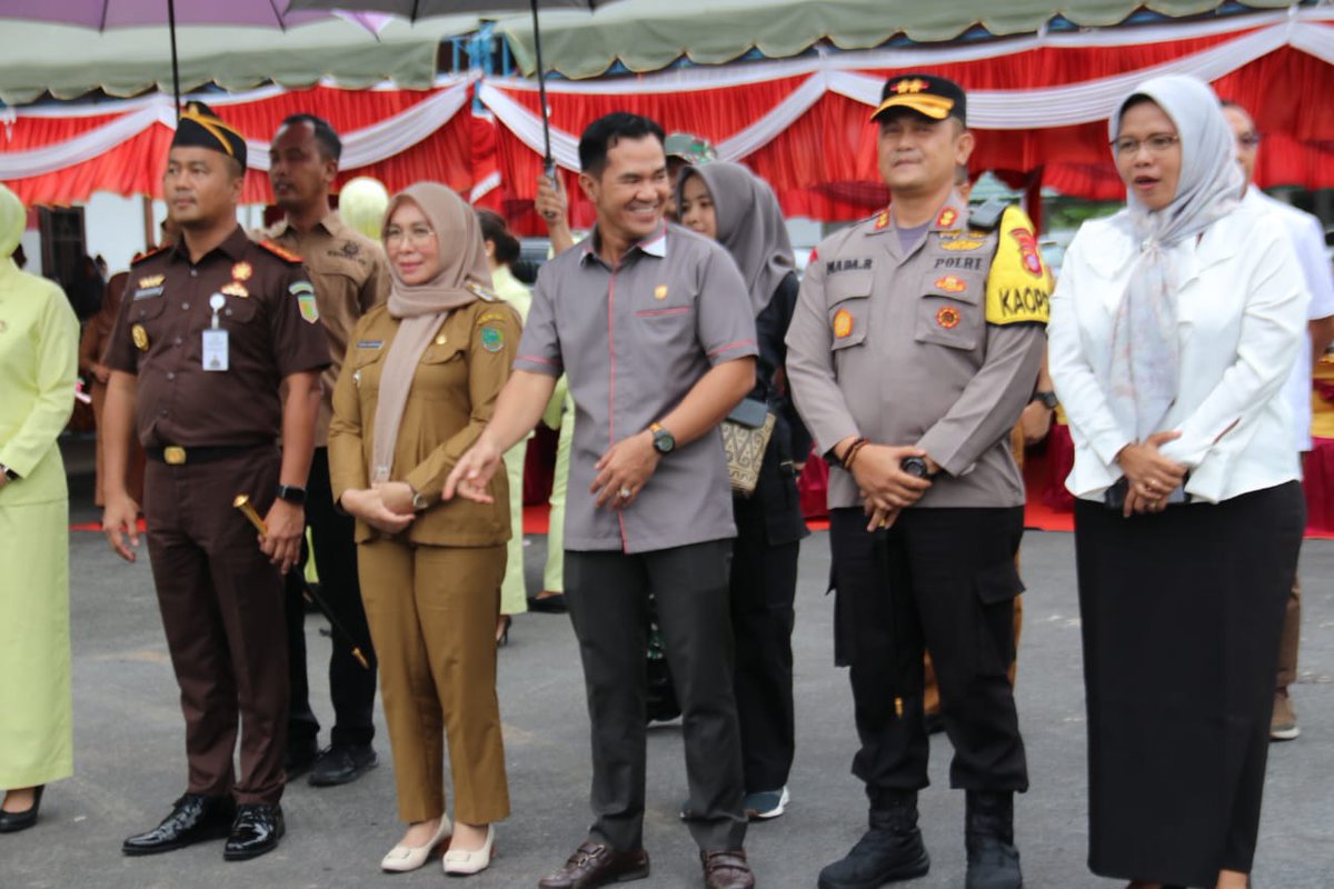 KominfoPulpis's tweet photo. Ketua Pengadilan Negeri Pulang Pisau Dian Nur Pratiwi, SH, https://t.co/fyZ5emSFDD, Sekda Kabupaten Pulang Pisau Tony Harisinta, SE, https://t.co/9d4fx3lIPm.
#pulangpisau #pulpis #kominfo #kominfopulpis #diskominfopulpis #pemkabpulpis #kejaripulangpisau #kejatikalteng https://t.co/yfg15TfGGa