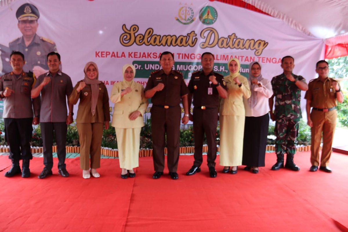 KominfoPulpis's tweet photo. Ketua Pengadilan Negeri Pulang Pisau Dian Nur Pratiwi, SH, https://t.co/fyZ5emSFDD, Sekda Kabupaten Pulang Pisau Tony Harisinta, SE, https://t.co/9d4fx3lIPm.
#pulangpisau #pulpis #kominfo #kominfopulpis #diskominfopulpis #pemkabpulpis #kejaripulangpisau #kejatikalteng https://t.co/yfg15TfGGa