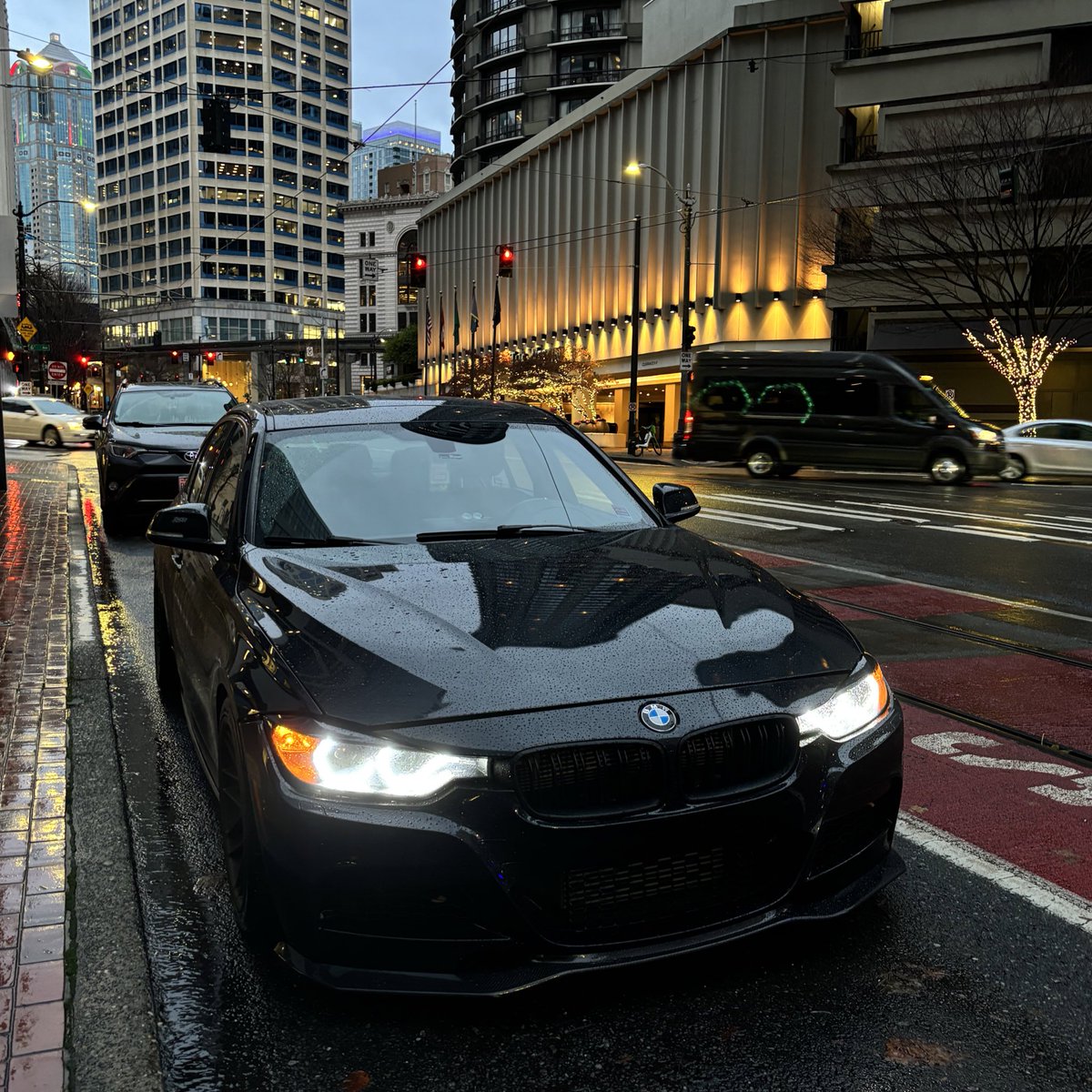 saecidal's tweet image. downtown stroll with garaga