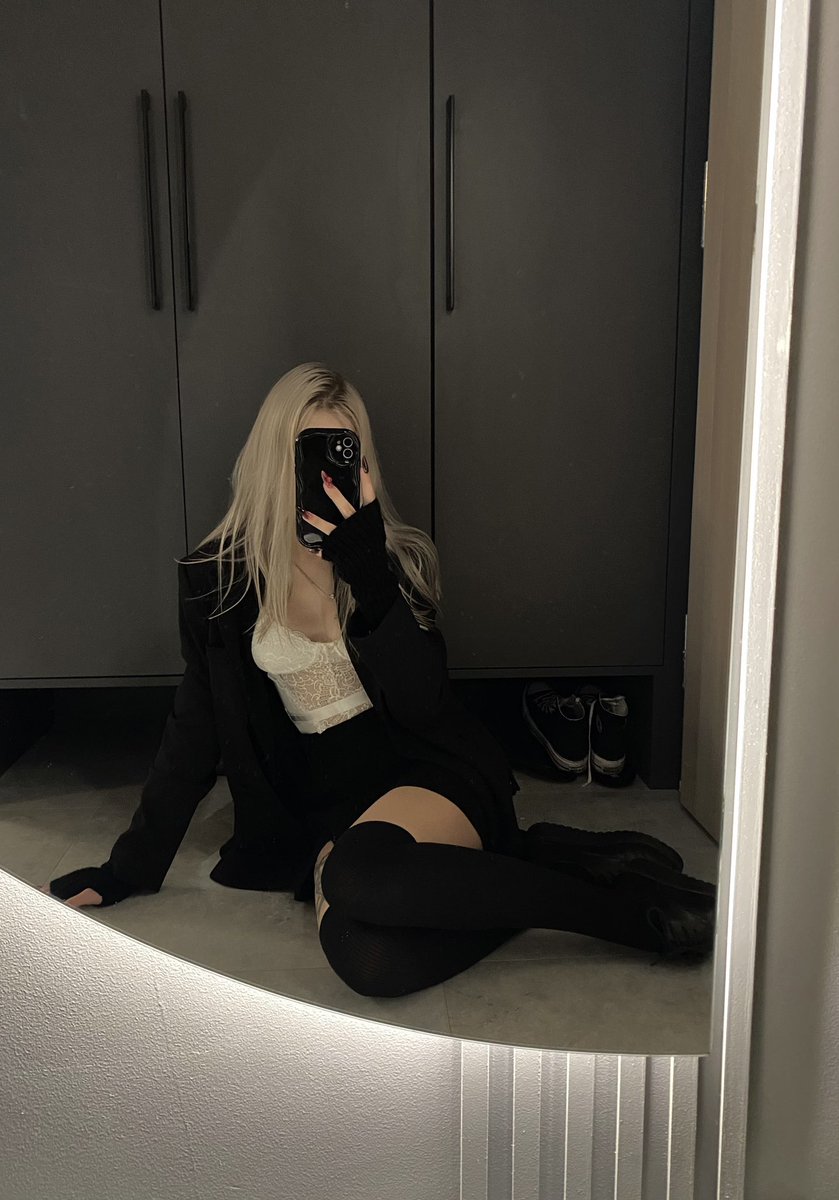 noemixhz's tweet photo. Guess who’s back! 🤭🖤 https://t.co/y7e3p3CmnJ