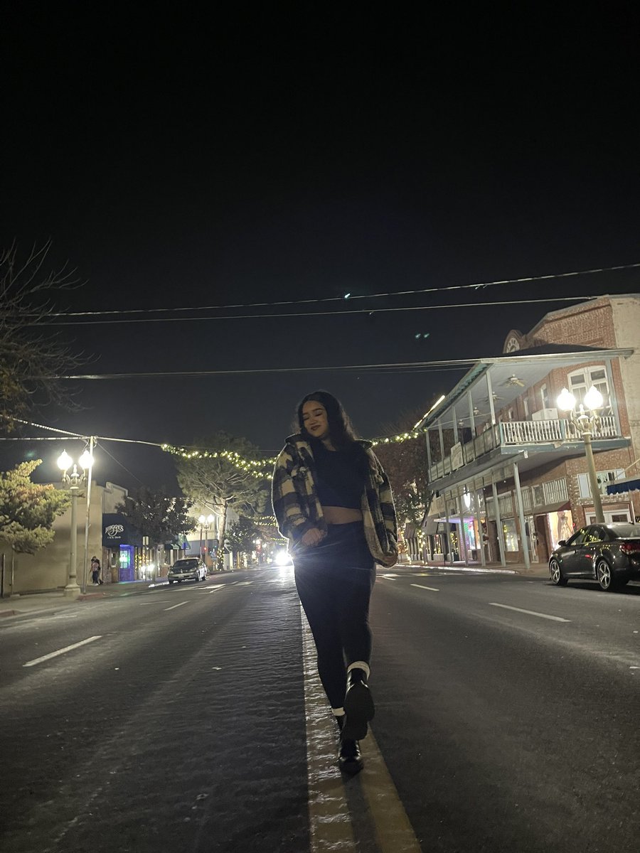 veronicaa_lunaa's tweet photo. after hours🖤 https://t.co/8yirxiaJrn