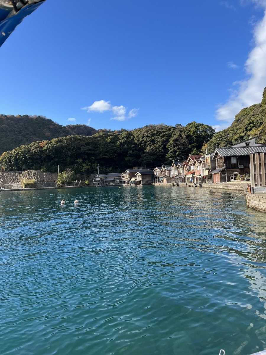 aya_0124_'s tweet photo. 伊根の舟屋と海が見たくて女子旅♡

素朴で時間の流れもゆっくりで穏やかな町と人。今あるものを大切に自然と共に過ごすスローライフな生活も味わうことができました。
宿主さん方の伊根愛が伝わってきて本当に素敵なところでした。
ありがとうございます☺️

#江戸時代の舟屋も
#カモメの餌やりも体験 https://t.co/0wxXWA3qw2