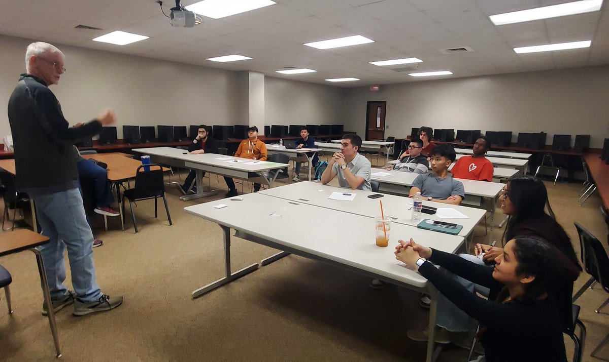 dobie_decathlon's tweet photo. Coach Brown gave an amazing Crash Course Master Class on impromptu speeches! #acdec #districtcompetition #decathlon https://t.co/vu3nUcEwsi