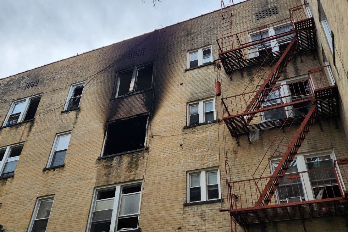 NJRedCross's tweet photo. Our volunteers responded to a 42-unit apt. bldg. #fire on 7th St. in #Plainfield, providing comfort at a reception center. At least 10 families (30+ ppl) are receiving Red Cross emergency assistance for temp lodging, food, clothing needs. Other families were able to return home. https://t.co/hvXqWc295r