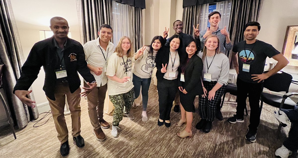 LadyFusaria's tweet photo. Had an amazing time with #gradstudents and #postdocs during ScabNet Social Night @USWBSI! Guess who’s the winning or losing team! 😅 #FHB https://t.co/FOuUS9WlNk