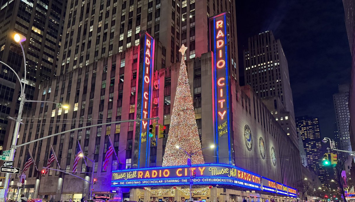 bambledora's tweet photo. Christmas NYC style 2023 🎄 https://t.co/wkGMwioX9b