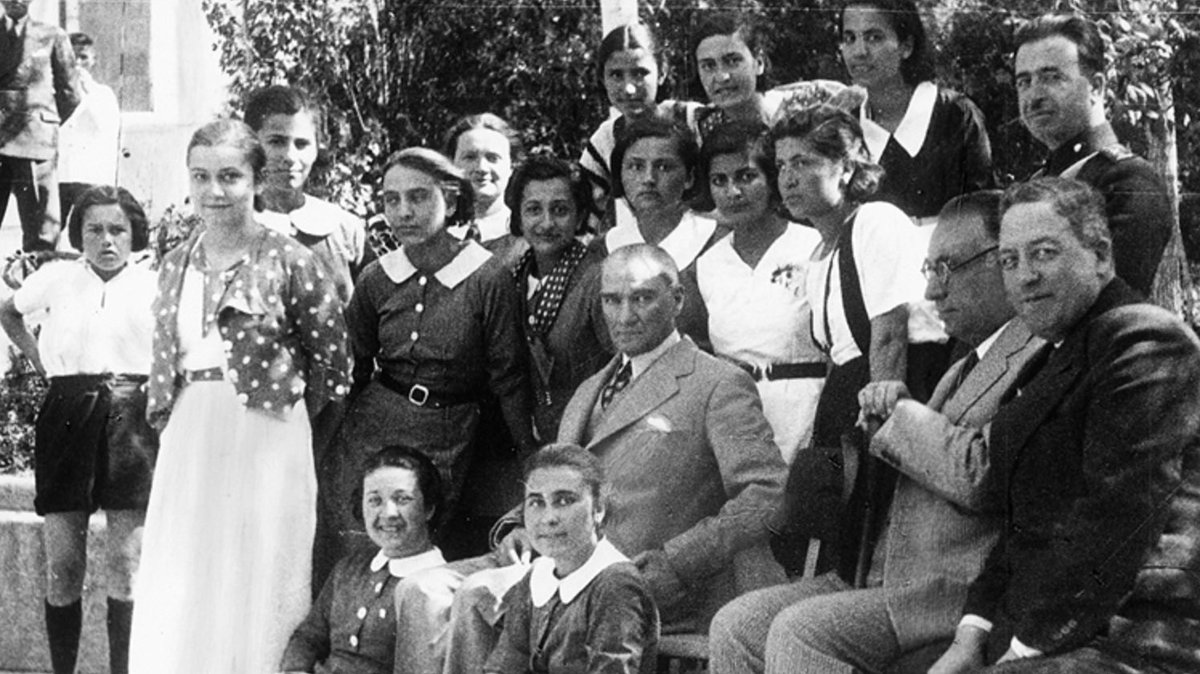 Türk Kadını! hakkını kimin teslim ettiğini çok iyi bilmelidir. 

5 Aralık Dünya Kadın Hakları Günü 💜

Günaydın Paşam 💎🙋🏻‍♂️