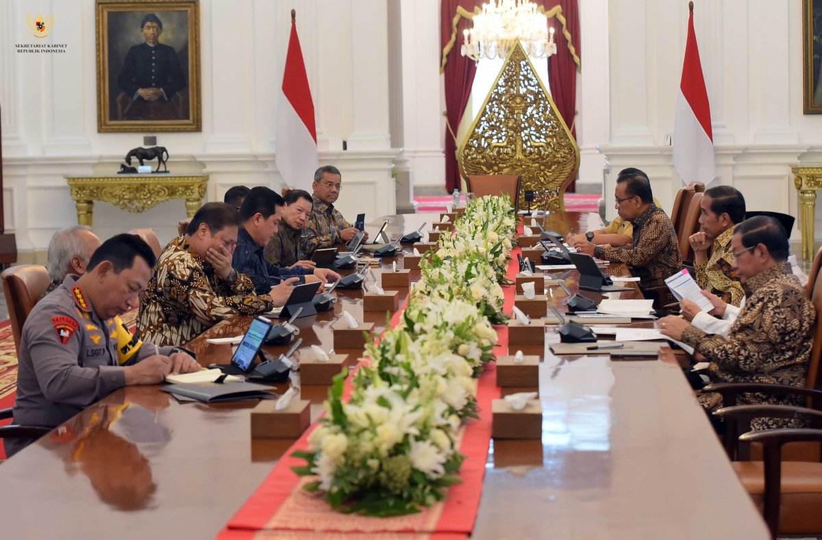 Presiden @jokowi memimpin Rapat Terbatas mengenai Agenda Tahunan Pariwisata dan Pembentukan Tourism Fund, Senin (4/12/2023) di Istana Merdeka, Jakarta. Sekretaris Kabinet @pramonoanung turut mendampingi Presiden. #SidangKabinet Foto: Humas Setkab/Rahmat