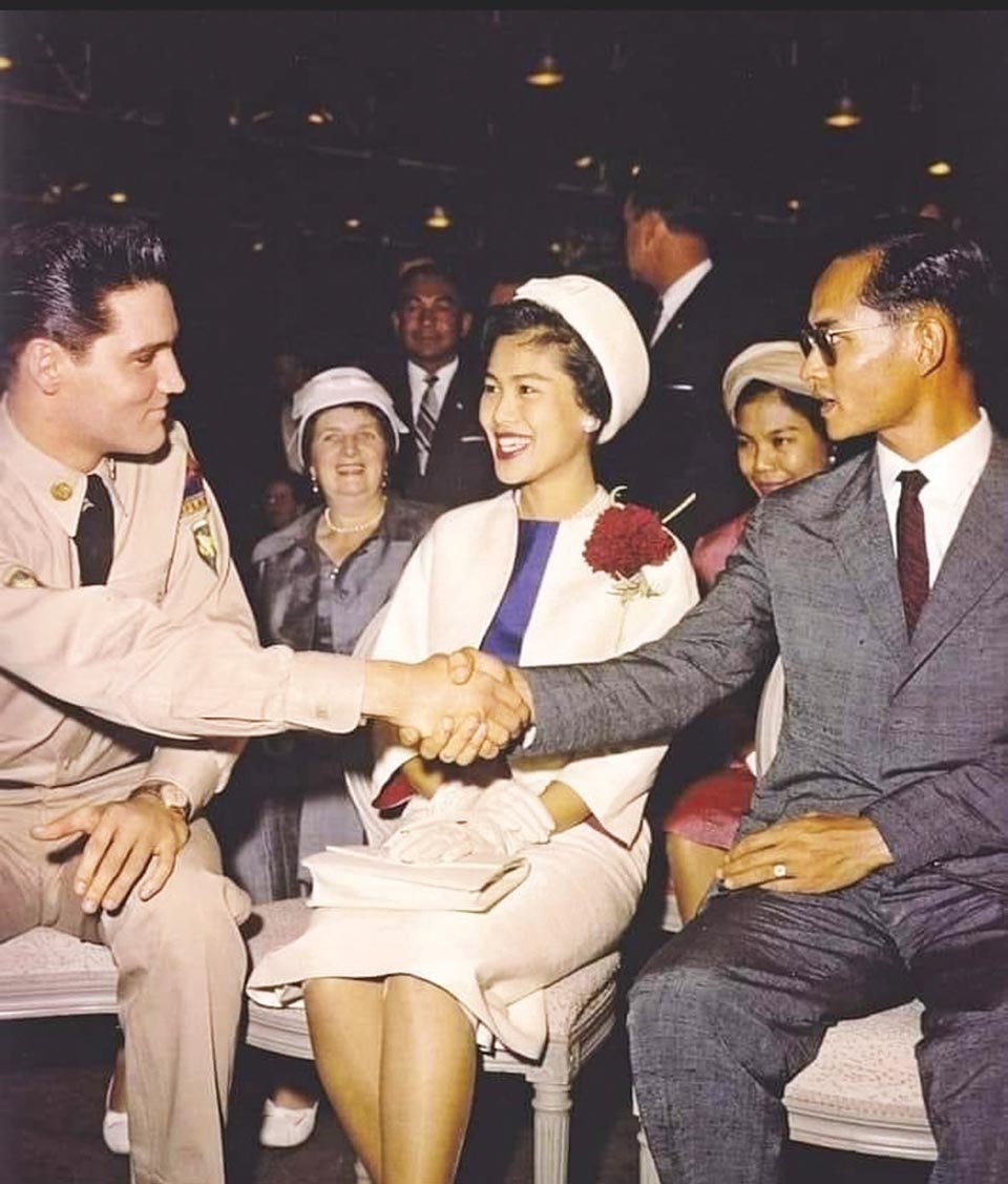 Elvis meets King Bhumibol 1960 #HappyFathersDay #Thailand #วันพ่อแห่งชาติ #RetroSiam