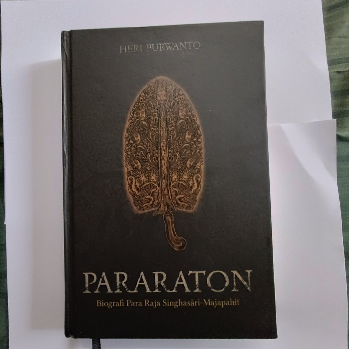 Buku ini lebih layak disebut sebagai Syarah Kitab Pararaton, daripada hanya disebut sebagai buku terjemahan. Penerjemah kitab ini menyertakan berbagai data pendukung faktual terkait muatan Pararaton. 
#RekomendasiBuku
#BukuReferensi
#BukuSejarah