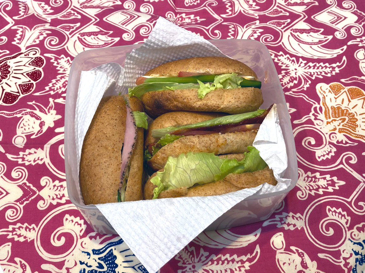 uTu7S8KqdwOMB2h's tweet photo. 今日は
#サンドイッチ🥪
ハムチーズサンド、BLT、ツナサンド、パストラミサンド
#お弁当
#お弁当記録
#今日のお弁当
#batick https://t.co/K3ktH8fv84