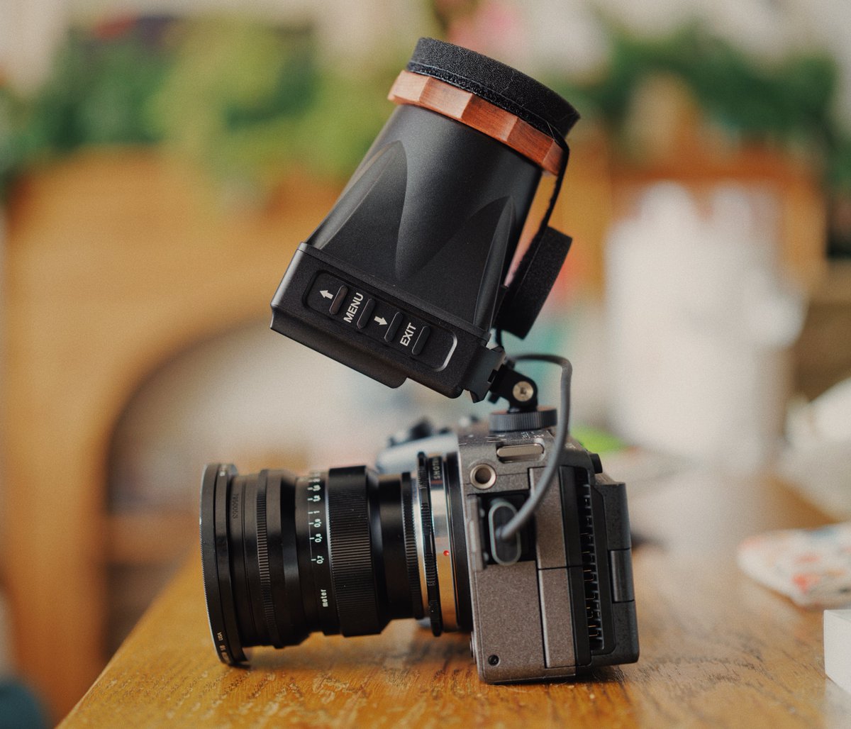 Portkeys LEYE III HDMI出力の外付けEVFです。 視認性を高めるほか