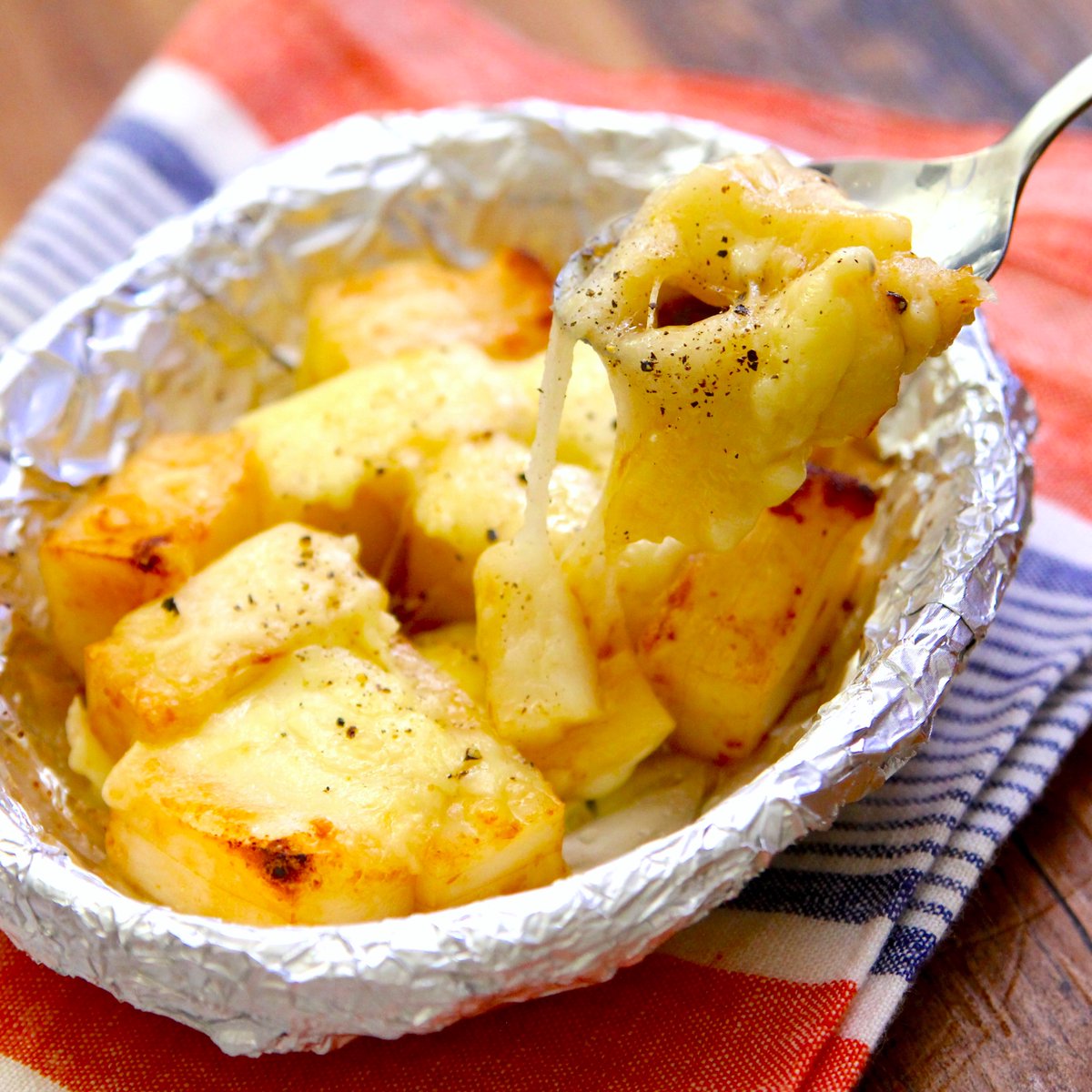 krewrap_kureha's tweet image. これ作ると餅が何個あっても足りなくなる。みそ・麺つゆとちょっとの砂糖を絡めてチーズのせて焼くとやみつきの味です。

とろ〜りチーズとみそだれの旨みが絡んだ餅を一緒に食べるのが最高に美味しい。

切り餅3個を4等分に切り、みそ・3倍濃縮麺つゆ・酒各小1、砂糖小1/4を混ぜて

続く▼