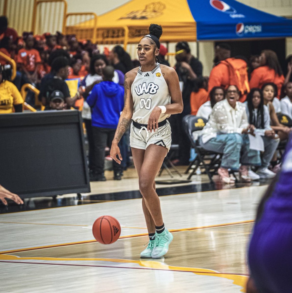 trendyhoopstars's tweet photo. Zaay Green is one of the best small forwards in women’s college basketball this season. This is a player who possesses a wide variety of weapons in her arsenal which makes her truly special.

Green is averaging (20.5) points, (5.5) rebounds, and (4.8) assists against Power 5 opponents this year (Clemson, #25 Mississippi State, Oregon, and Oregon State). With that type of stat-line, Green's case for being our Top 3 small forward is undoubtedly supported.

Another notable fact about the Duncanville native is that she has the second-most triple-doubles among active players in women’s college basketball this year, trailing only Caitlin Clark. In her last outing, she came close to a triple-double, notching 23 points, 9 assists, and 8 rebounds against SMU.

Even more awe-inspiring, Zaay is achieving all of this after sitting out the entire last season due to injury. It's truly amazing what we're witnessing, and she is undoubtedly making a name for herself for generations to come.

@UAPBLionsWBB | @zarielle4 | #NCAAW