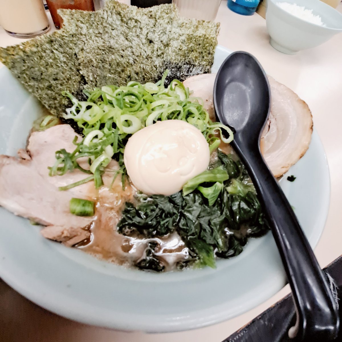 EriRamen's tweet photo. 味玉をよく見ると…ドラえもんとドラミちゃん🐱
かわいい～❣️
やっぱり家系はごはんつけたいな…😅頼めばよかった！！

#水道橋
#横浜家系ラーメン田中 https://t.co/UoSEbNEquE