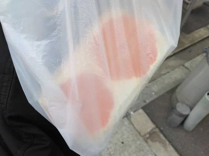 訳あって本日も今里に居ます。 折角だし 甘いものとナガノ大好きな旦那へ、おみや。 分かる人は分かるネタ。  ✱赤城は甘いもんが極端にダメなので 差し入れはお酒にしてください(笑)  夜には東京行きの深夜高速バス!!   #細胞画家の日常