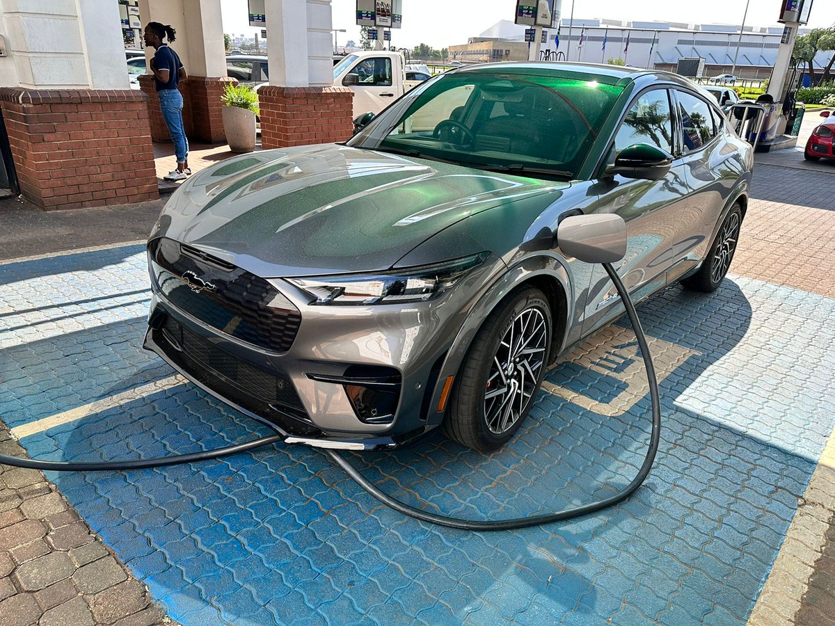It's great to see electric vehicle charging stations alongside the fuel stations on major routes in SA.
📍: Engen filling station, R21
#charginginfrastructure