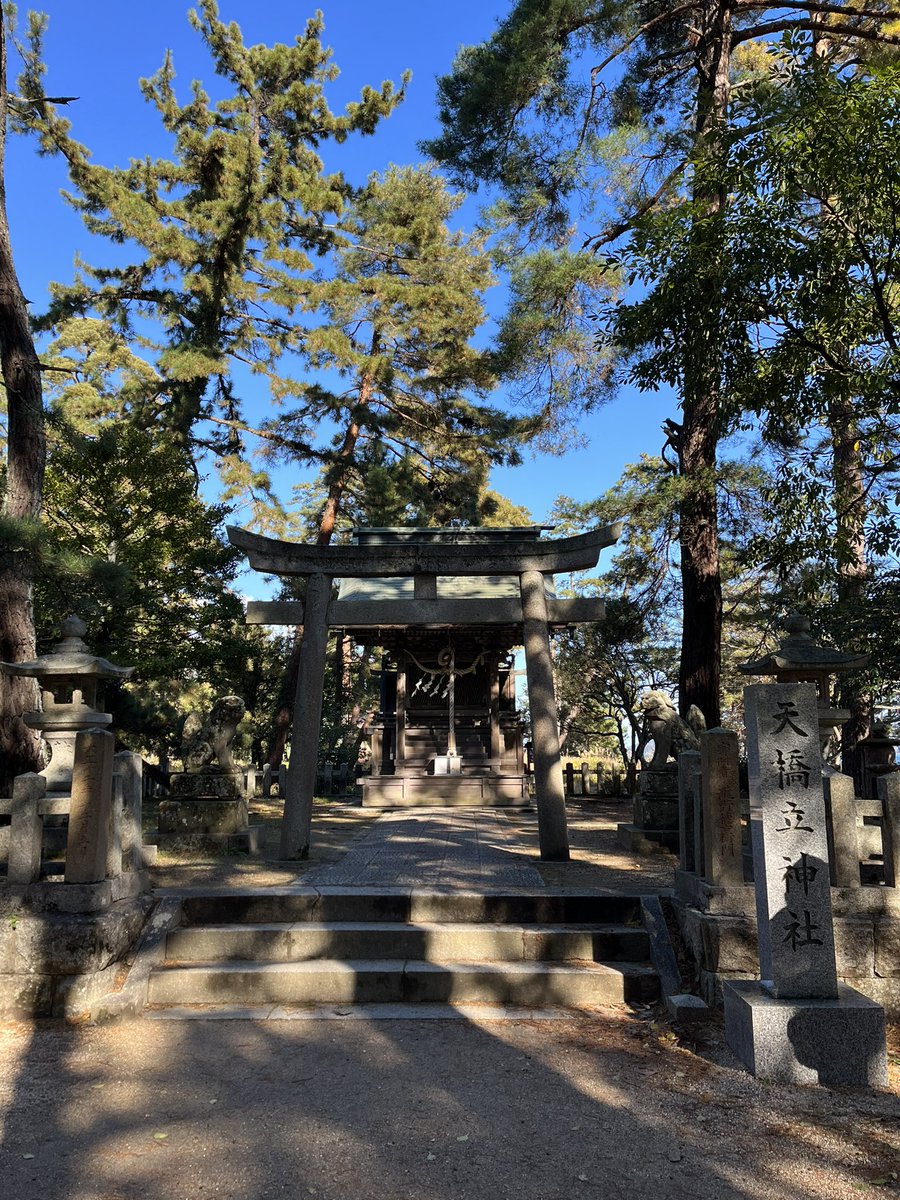 aya_0124_'s tweet photo. 元伊勢籠神社と眞名井神社、天橋立神社へお詣りもできました。

眞名井神社ではお水も頂き、たまたまお詣りにこられてた地元の方に「ここに昔親父と来てた時は…」って昔の話をたくさんして下さいました。
素敵なお話が聞けて良かった🥺

忘れられない旅になりました！
ありがとうございます🫶 https://t.co/8XkmRoeSwi