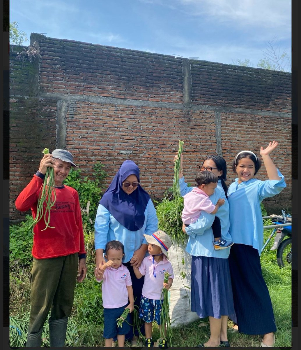 Sy tdk pernah membayangkan kegiatan belajar dg anak-anak Bait Kata School bisa begitu beragam dan menyenangkan.. Hari ini toddler dan tk B panen kacang panjang. Sy memang mudah bahagia. @nabiylarisfa @safiyradina_