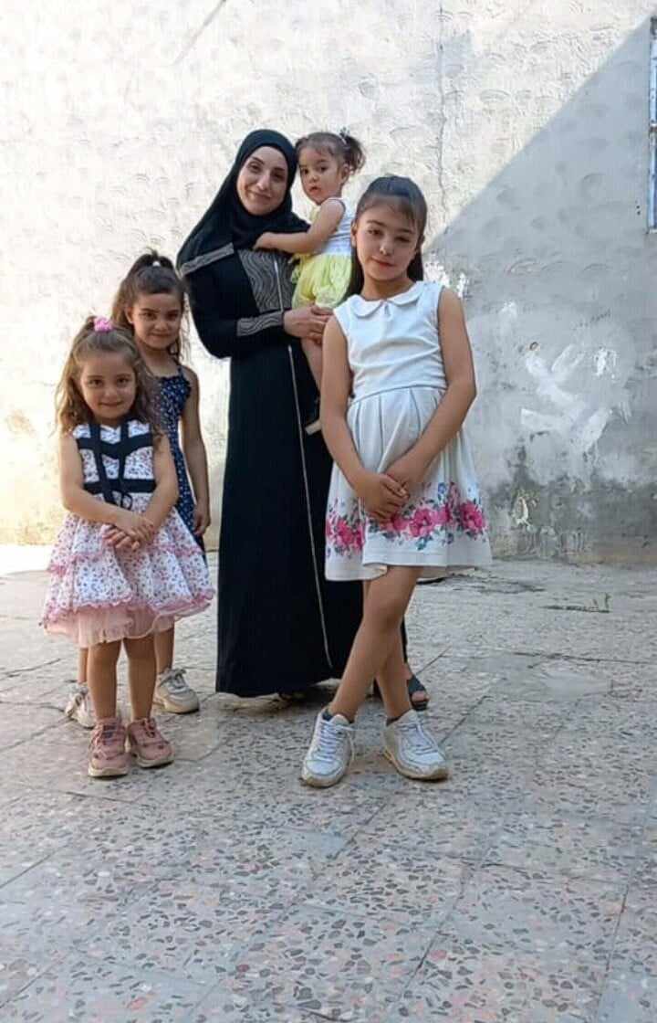 DrZaineddin's tweet photo. اليوم: قام شبيحة الأسد بإعدام امرأة وطفلتها في قرية شين بريف #حمص أثناء ذهابها من بلدة تلدو بريف الحولة إلى #لبنان حيث يعمل زوجها.
خنساء محمد السيد مواليد ١٩٨٨ وابنتها نور عمرو صالح عمرها سنتان.
ثم تأتي أبواقهم لتتباكى على أطفال ونساء #غزة ويتهمون الثوار بالطائفية والدعشنة.
.
خنساء وطفلتها قتلوا فقط لأنهم من أهل السنة، تم اعتراضهم من سيارة شبيحة وقتلهم دون أي سبب، كما هي مذابج عصابات الأسد في الحولة وبانياس ومناطق كثيرة في سوريا، تم فيها ذبح الأطفال والنساء والشيوخ دون تمييز فقط لانتمائهم الديني.
.
هؤلاء القتلة الأسديون وحلفاؤهم هم مسوخ البشرية، أنجس وأقذر من يمكن أن تشاهدهم أو تقرأ أو تسمع عنهم، لو وزع الشرف والإنسانية والضمير والأخلاق والدين على البشرية لخرجوا من كل ذلك صفر اليدين.