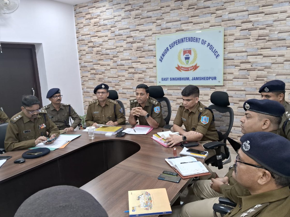 Jsr_police's tweet photo. वरीय पुलिस अधीक्षक, पूर्वी सिंहभूम के द्वारा पुलिस अधीक्षक, नगर एवं सहायक पुलिस अधीक्षक, नगर की उपस्थिति में कार्यालय सभागार में एक समीक्षात्मक बैठक का आयोजन किया गया। आयोजित बैठक में डायल -100 /112, सी0सी0टी0एन0एस0, विधि-व्यवस्था संधारण तथा DGsP/IGsP Conference portal से 1/2 https://t.co/uvF7mRyXz9