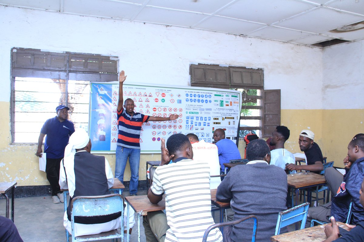 amend_tz's tweet photo. Shirika la @Amend likishirikiana na @tanpol  limeanza kutoa mafunzo ya msasa ya usalama barabarani kwa madereva wa bodaboda 250 Jijini Dodoma. Mafunzo haya yanaambatana na elimu muhimu ya huduma ya kwanza #RoadSafety #RoadsafetyTz #savelives https://t.co/lpp5lugzj4