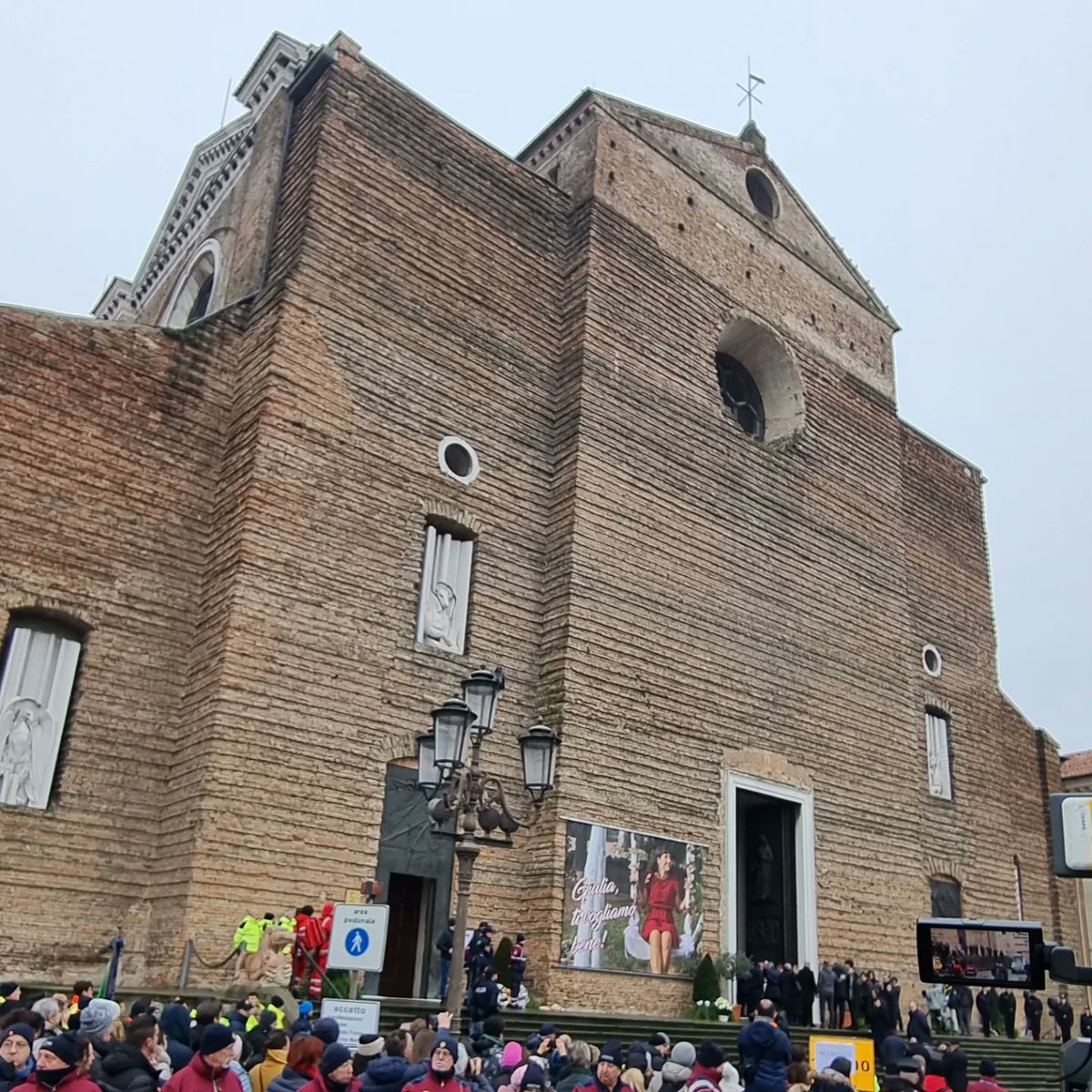 Elisa_Dossi's tweet photo. Gli applausi della folla x te,mentre il feretro coperto d rose bianche entra nella basilica accompagnato da1dolore immenso.Applausi a te #GiuliaCecchettin che c chiami a riflettere #violenzadigenere X te le piazze e le università.X tutte e tutti,il rispetto da costruire https://t.co/CydDe8ZKpT