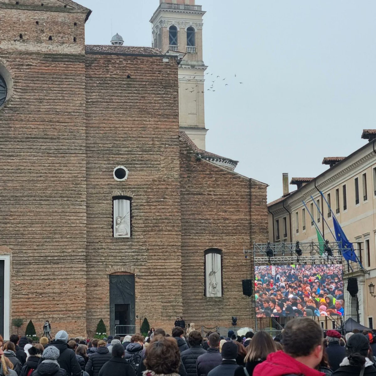 Elisa_Dossi's tweet photo. Gli applausi della folla x te,mentre il feretro coperto d rose bianche entra nella basilica accompagnato da1dolore immenso.Applausi a te #GiuliaCecchettin che c chiami a riflettere #violenzadigenere X te le piazze e le università.X tutte e tutti,il rispetto da costruire https://t.co/CydDe8ZKpT