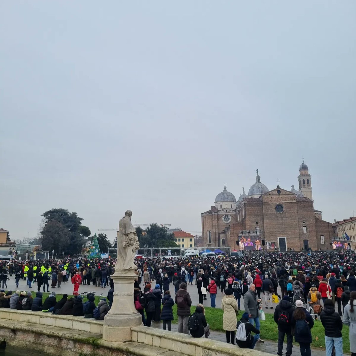 Gli applausi della folla x te,mentre il feretro coperto d rose bianche entra nella basilica accompagnato da1dolore immenso.Applausi a te #GiuliaCecchettin che c chiami a riflettere #violenzadigenere X te le piazze e le università.X tutte e tutti,il rispetto da costruire