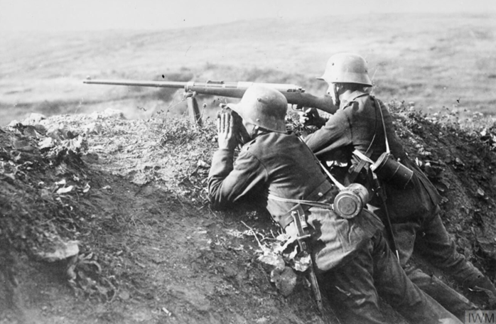 'Retreat from Verdun' - A German Mauser T-Gewehr anti-tank rifle team in position on the Western Front, 1918. © IWM Q 44794 <1/2>