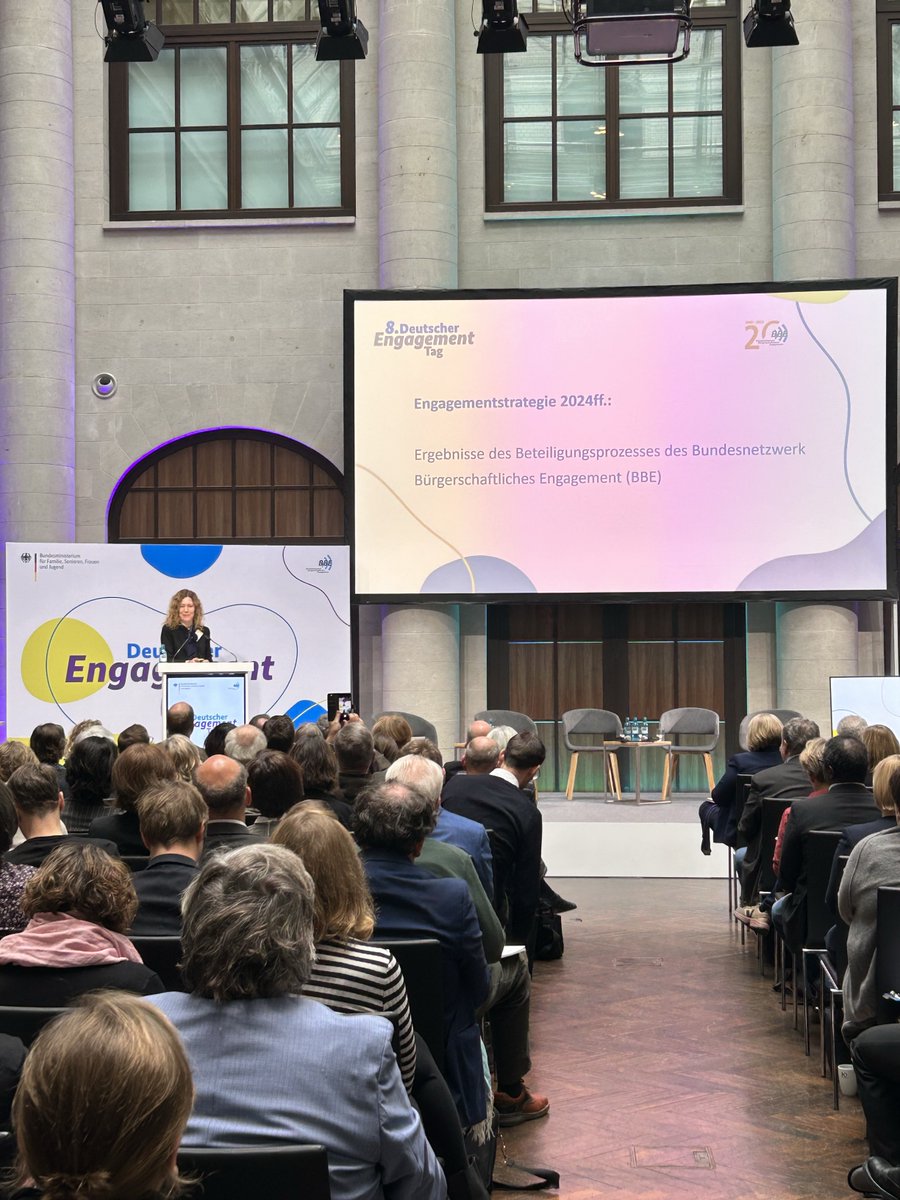 Stefan Haddick @BMFSFJ, Dr. Lilian Schwalb #BBE und <a href="/jan_holze/">Jan Holze</a> <a href="/D_S_E_E/">Deutsche Stiftung für Engagement und Ehrenamt</a>  präsentieren die Ergebnisse des umfangreichen Beteiligungsprozesses von #Zivilgesellschaft und #Politik zur Zukunft der #Engagementpolitik!
#EngagementTag #Ehrenamt
👉t1p.de/4l99m