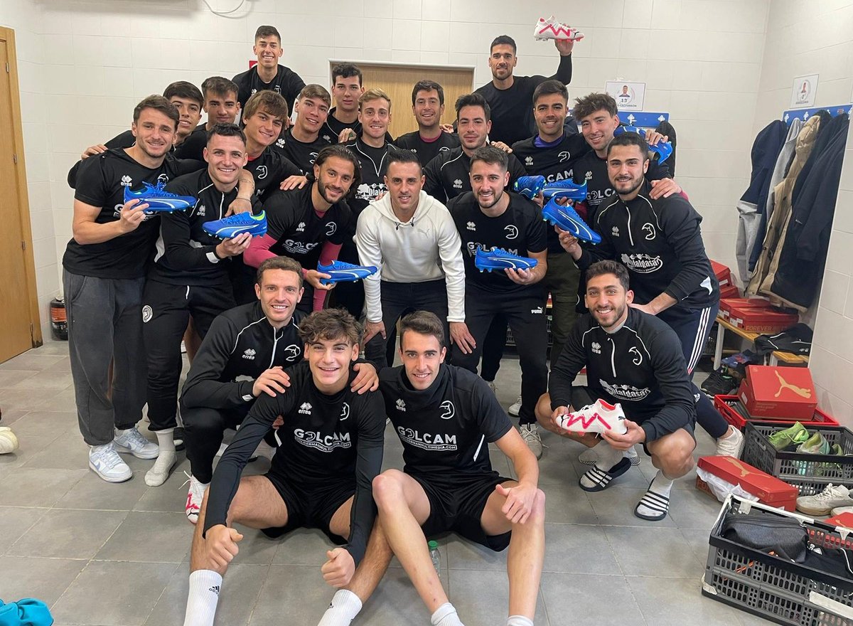 UnionistasCF's tweet photo. ¡Muchísimas gracias a @afefutbol por proveer de botas a nuestros jugadores del primer equipo! 😃 https://t.co/QEF11Nud2Z