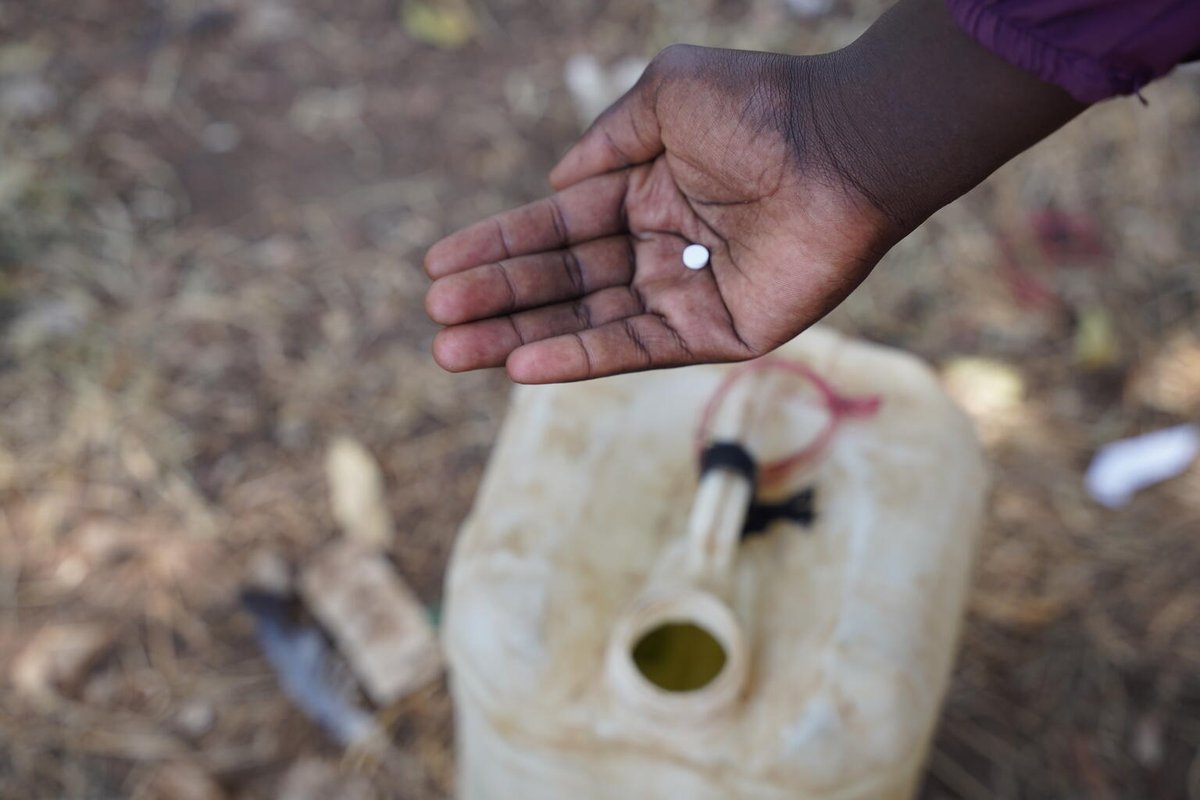 تلقت ولاء، 9 سنوات أقراصًا لتنقية المياه لتحسين جودة المياه في سنار #السودان. المياه النظيفة والصرف الصحي هي طرق بسيطة للوقاية من #الكوليرا. تقوم اليونيسف وشركاؤها بتوفير إمدادات المياه والصرف الصحي والنظافة الصحية من خلال رفع مستوى الوعي لاحتواء ومنع تفشي وباء الكوليرا.