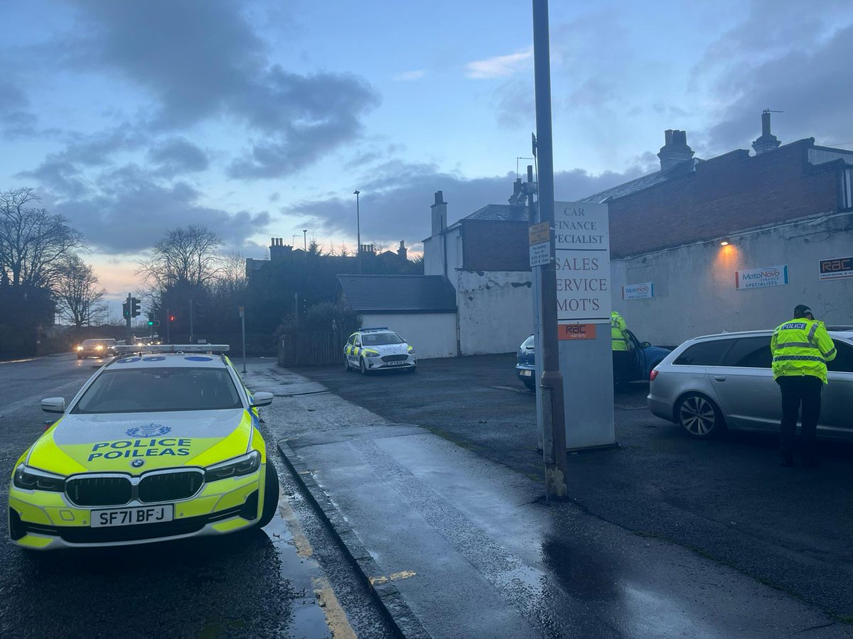 #EdinburghRP & local officers from Drylaw conducted a road check today. One vehicle found to have cord exposed on a tyre, another with a lighting offence & two vehicles seized for drivers who had no licence/no insurance. Gladly all passed the roadside breath test.
#ArriveAlive