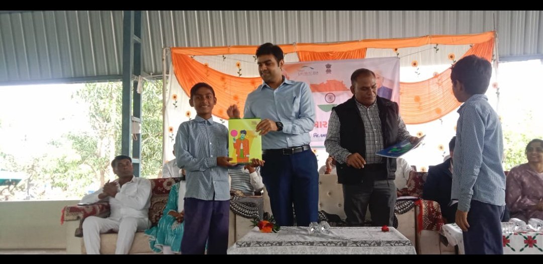 અરવલ્લી જિલ્લાના  મોડાસામાં ખલિકપુર            ખાતે "વિકસિત ભારત વિકાસ યાત્રા" રથનું આગમન થયું જેમાં પ્રધાન મંત્રી જનારોગ્ય યોજનાના લાભાર્થીઓને કાર્ડ વિતરણ કરવામાં આવ્યા અને સરકારશ્રીની યોજનાઓ વિશે જાણકારી આપવામાં આવી.<a href="/CMOGuj/">CMO Gujarat</a> @CollectorArvali <a href="/VBSY_Gujarat/">Viksit Bharat Sankalp Yatra</a> <a href="/GujDCoffice/">Guj DCoffice</a>