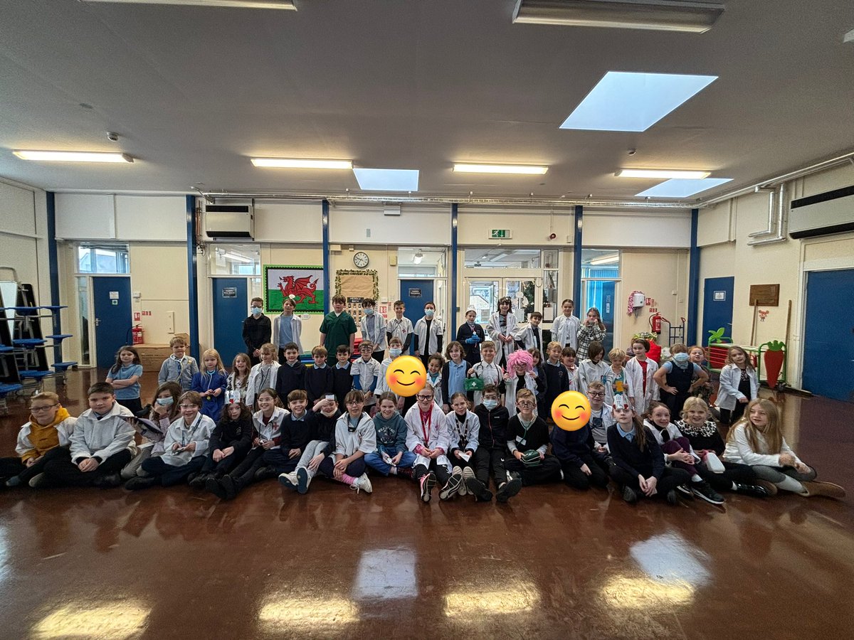 Ysgolyffin's tweet photo. Mae ein  gwyddonwyr, doctoriaid a nyrsys yn barod am ein diwrnid dathlu thema, 'Rhyfeddol Fi'. Dilynwch y llinyn yma i weld beth rydym yn gwneud heddiw! 

@EAS_Cymraeg @EAS_STEM @WG_Education @MonmouthshireCC @MonHealthySch https://t.co/Rz6bi8uJ9J
