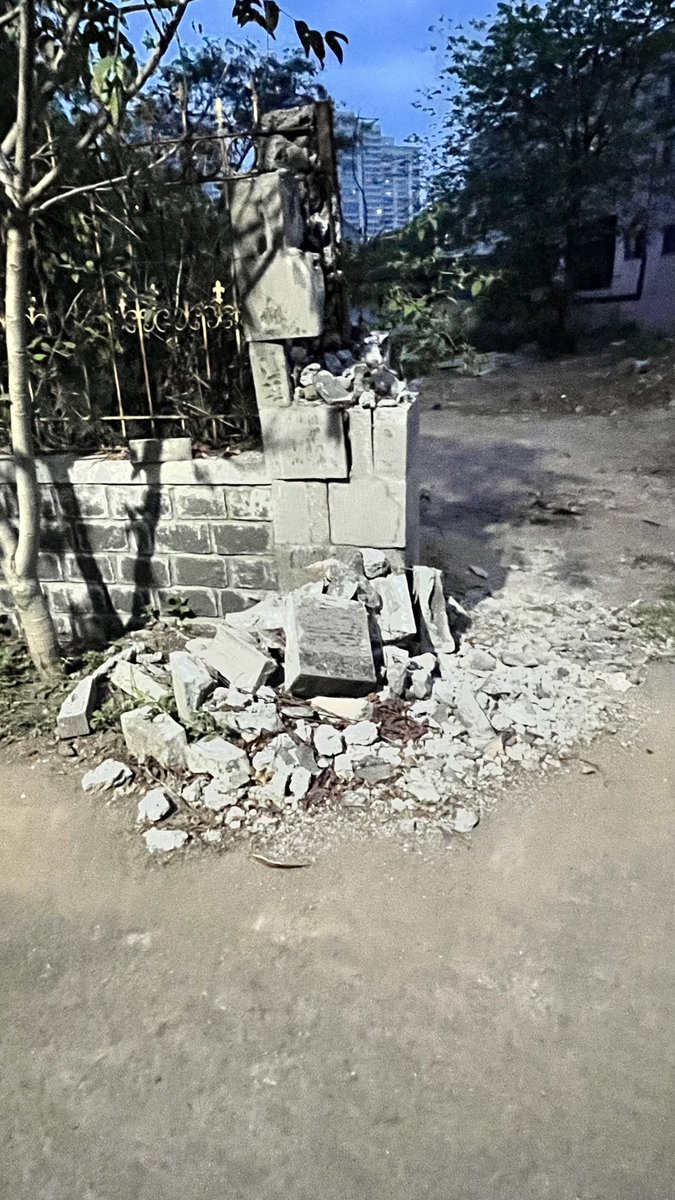 clean_pune's tweet photo. Shocking state of ⁦@UnivOfPune⁩ Garbage , broken footpath &amp; roads , unswept leaves Is Education minister ⁦@ChDadaPatil⁩ taking action ? ⁦@AjitPawarSpeaks⁩ ⁦@Dev_Fadnavis⁩ ⁦@SidShirole⁩ ⁦@AAPPune⁩ ⁦@ppcr_pune⁩ ⁦@VinitaDeshmukh⁩ https://t.co/2FmwWqJOJv