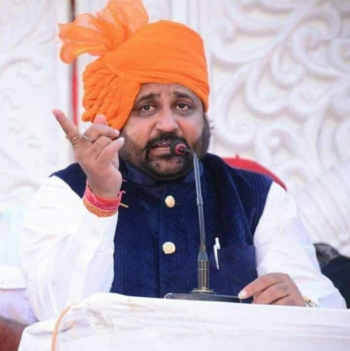 ashraj08's tweet photo. बहुत ही दुःखद समाचार 
क्षत्रिय समाज के एक मज़बूत स्तंभ
श्री शुकदेव सिंह जी गोगामेड़ी अब हमारे बीच नहीं रहे । ईश्वर इनकी आत्मा को शांति प्रदान करें एव शुक कुल परिवार को दुःख सहन करने कि शक्ति प्रदान करे।।
#Bharat #India https://t.co/Rgdp7k8sQn