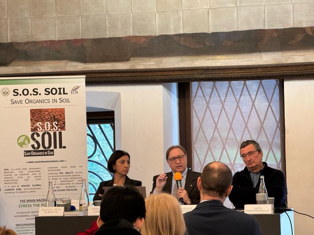 La #fertilità 🌱 del suolo é funzione di quanta sostanza organica sia presente nel #suolo. Fondamentale é tenere come centrale la #soilorganicmatter. Lo ricorda Massimo Centemero, <a href="/ConsorzioCIC/">Consorzio CIC</a>. 👇
fb.watch/oKEpukx_Z7/

#dallaterraallaTerra #WorldSoilDay