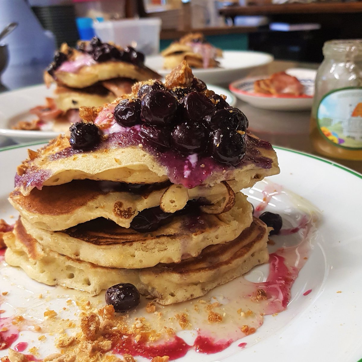 A M E R I C A N P A N C A K E S 🥞 American-inspired but always locally-sourced! Fluffy pancakes drizzled with local honey and seasonal fruit compote, topped with crème-fraiche and praline... and don't forget to add bacon! 🥓 Served 9-11:30 everyday at Shrews and Ludlow.