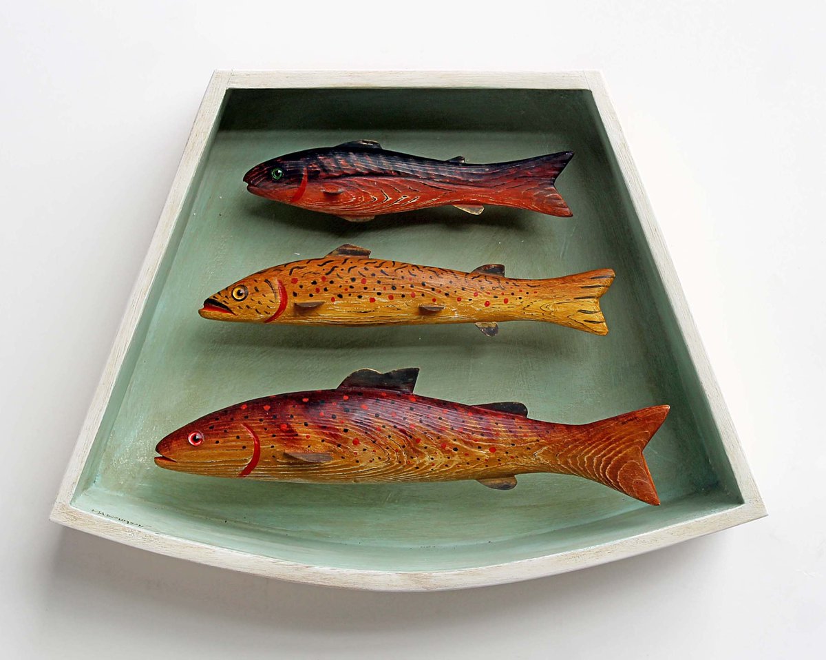 Alex Malcolmson was born in Shetland in 1955, and many of his ideas begin in the north, but are filtered through the veils of so many other experiences. 

ALEX MALCOLMSON
Three Fish
Carved, constructed and painted wood 
26 x 36 x 8 cm

openeyegallery.co.uk/exhibitions/al…