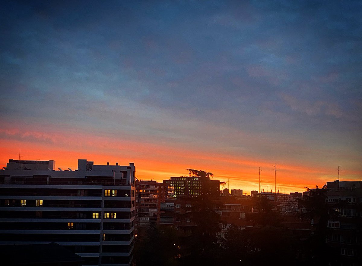 lauracanhadas's tweet photo. El amanecer es el instante en el que nuestra alma se despierta y nuestra esencia se despliega, elevándose por encima de las circunstancias que nos rodean.

En cada amanecer, tenemos la maravillosa oportunidad de iniciar nuestra jornada con energía renovada.

Madrugar nos invita a contemplar un horizonte libre de miedo, donde la esperanza se convierte en guía. Nos recuerda que cada nuevo día es un regalo que debemos aprovechar al máximo. Es una invitación a levantarnos con valentía y determinación, sabiendo que cada amanecer trae consigo la oportunidad de construir un mundo mejor, tanto para nosotros mismos como para quienes nos rodean.

Así que, en este tiempo de espera y esperanza, no temamos madrugar, temamos dormirnos en medio de espejismos y abismos que nos separan de nosotros mismos. Despertar con gratitud y entusiasmo, sabiendo que cada nuevo día es una oportunidad para crecer, aprender y ser mejores versiones de nosotros mismos, es un regalo. Tal vez sea una invitación a desplegar nuestras alas y elevarnos por encima de las circunstancias, guiados por la luz y la esperanza que brillan en nuestro interior, aunque haya instantes de oscuridad, en los que se nos olvida que es ahí, en nuestro corazón, donde reside nuestro poder y nuestra capacidad de SER y de vivir en armonía y serenidad verdaderas.

#pormi #lauradiazcañadas #adviento #amanecer #madrid #elmundo #eluniverso #nuevocomienzo