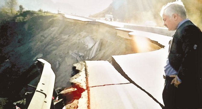 Sizi ilk gördüğüm ve tanıdığım yer; ailemin ve yakın arkadaşlarımın  yaşadığı yer olan 1999 Düzce ve Kocaeli depremiydi. O yıllar da Düzce ve Kocaeli’nde yaşayan herkes sizden razıdır. 
Sevdiklerinizin yanında olacağı,huzur dolu bir yaş dilerim.
Doğum gününüz kutlu olsun..