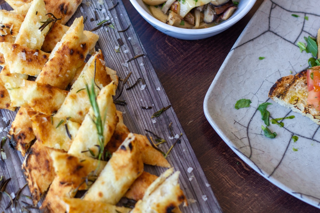 CreativeRDUK's tweet photo. #Celebrating the holidays is always elevated with the delightful addition of focaccia.
#FocacciaLovers #ArtisanFocaccia #HomemadeFocaccia
#festive #woodeffect #newhaven
https://t.co/x6e5V8Wvii