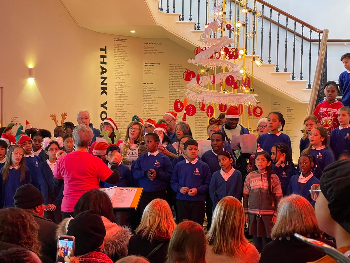 Join our Young Onset Dementia Activists at @oldvictheatre! In a heartwarming, intergenerational performance next week, our YODAs will form a Christmas choir with a London primary school 🎄✨ Tue 12 Dec, 11am - book your free tickets oldvictheatre.com/stage/event/12… #ChristmasChoir