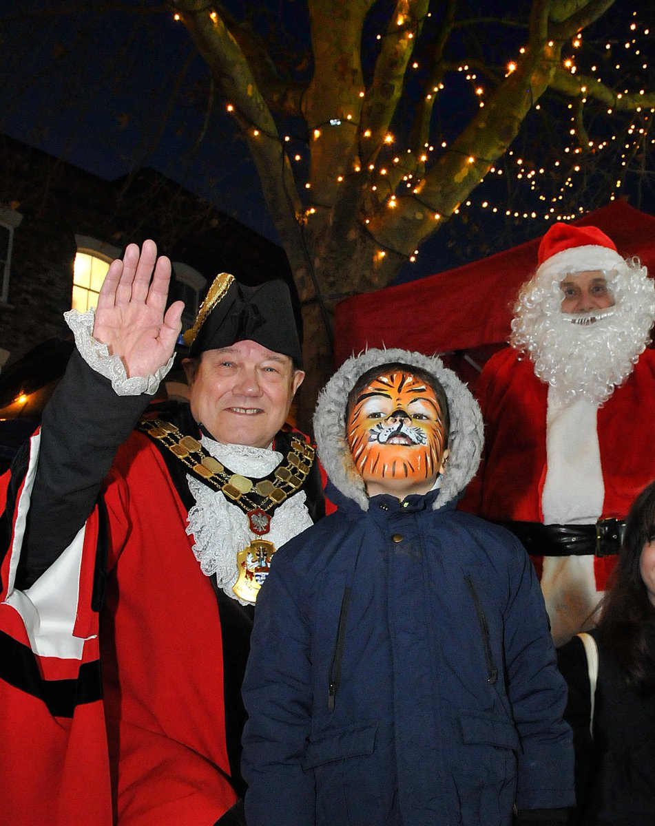 Time to get excited about the festive lights switch-on in #TheCally this weekend, with the @IslingtonMayor doing the honours. Enjoy live music and a DJ playing Xmas tunes for all the family, pick up a free mince pie and grab a bargain at the festive market 📌 Sat 9 Dec, 1.30–4pm